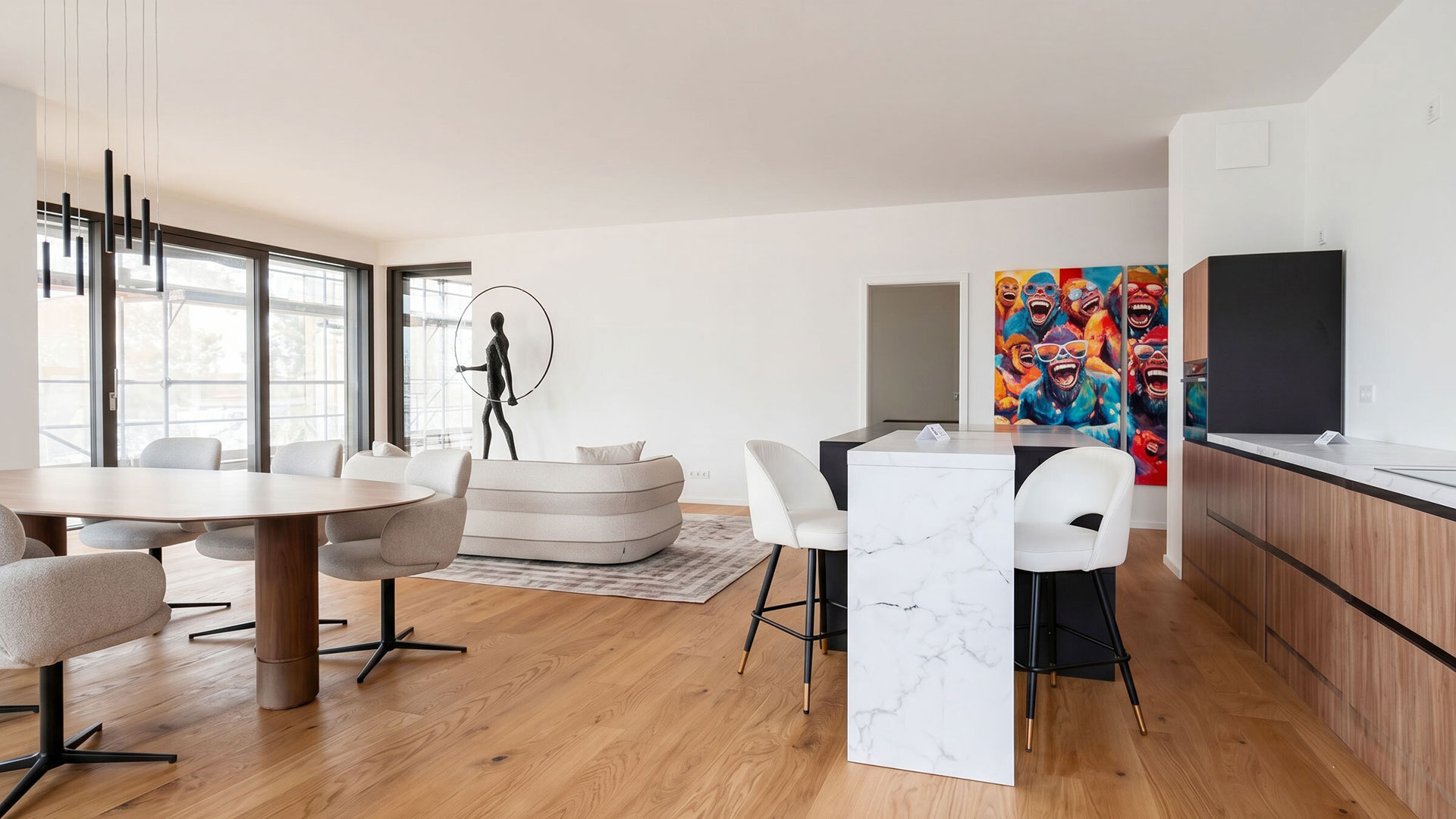 Moeblierter Wohn- und Essbereich der RIVA Musterwohnung